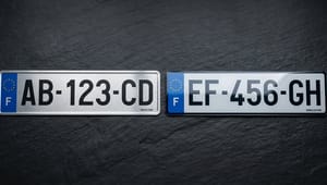 Plaque alu ou plexiglas : on a comparé les deux (et le choix dépend de vous)