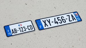 Plaque cyclo vs plaque moto : quelles différences