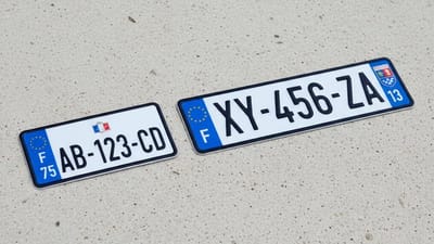 Plaque cyclo vs plaque moto : quelles différences