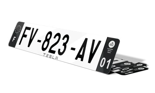 Plaque immatriculation noire Tesla lettrage fond