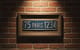 Comment encadrer une plaque ancienne pour la déco