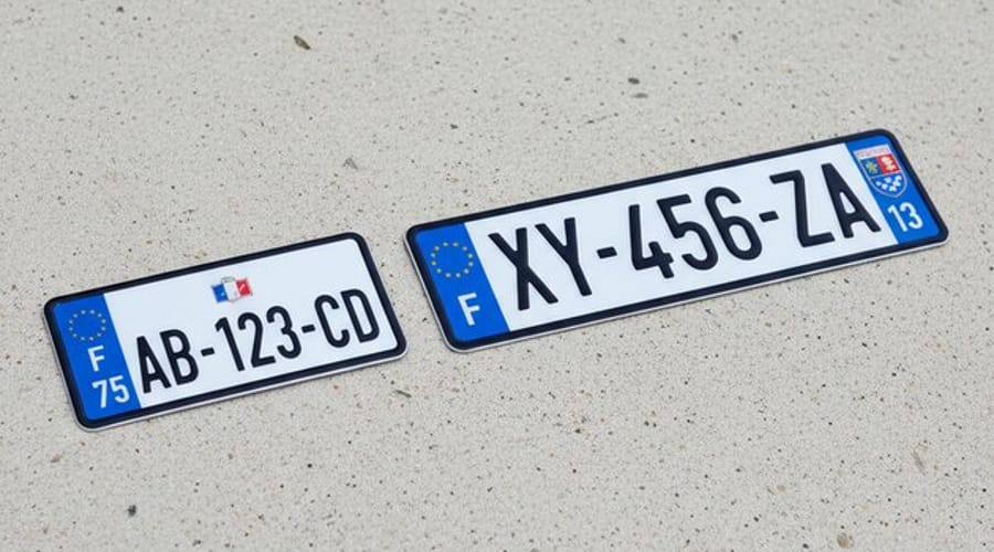 Plaque cyclo vs plaque moto : quelles différences