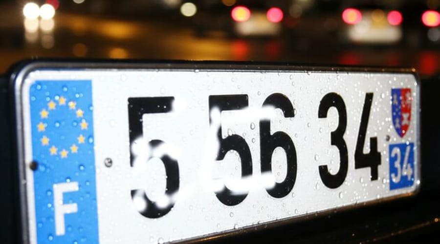 Plaque rétro-réfléchissante : comment ça marche