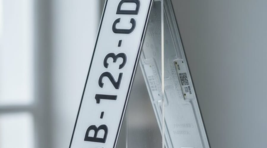 Plaque double face : quels avantages et pour quel véhicule